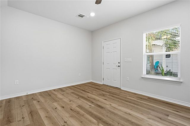 124 Lavaca Cr, Rockport, TX 78382