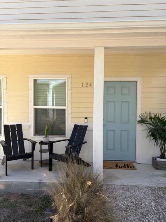 124 Lavaca Cr, Rockport, TX 78382