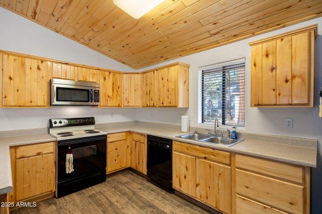 2882 VERDE Road, Overgaard, AZ 85933