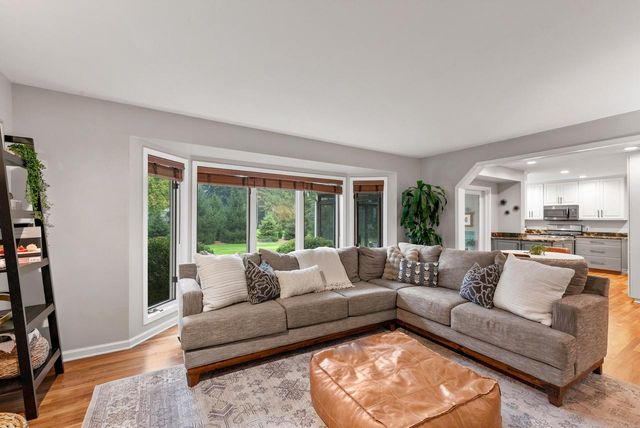 10946 N Sherwood DRIVE, Mequon, WI 53092