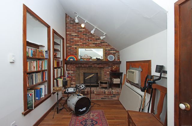 8 Dillon Road, Woodbridge, CT 06525