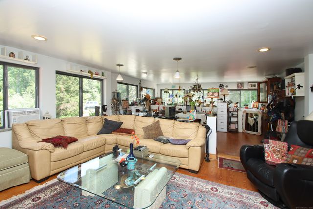 8 Dillon Road, Woodbridge, CT 06525