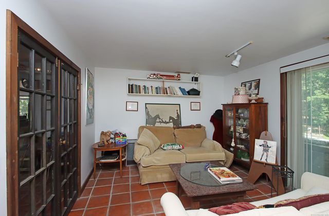 8 Dillon Road, Woodbridge, CT 06525