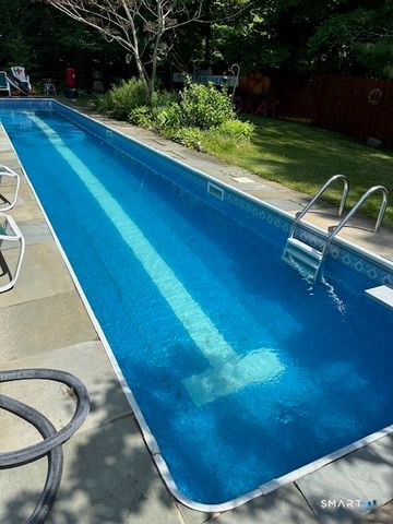 8 Dillon Road, Woodbridge, CT 06525