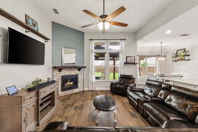 1020 Crest Breeze Drive, Fort Worth, TX 76052