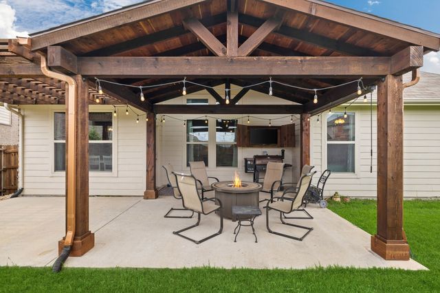 1020 Crest Breeze Drive, Fort Worth, TX 76052