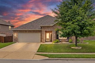 1020 Crest Breeze Drive, Fort Worth, TX 76052