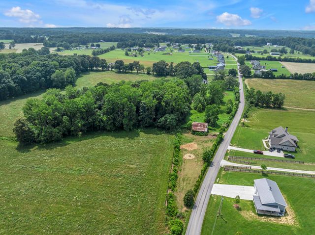 960 Jump Off Rd, Bon Aqua, TN 37025