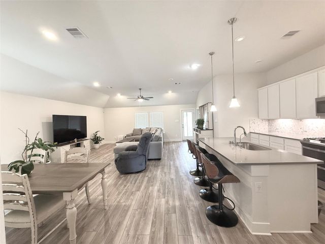 10325 S Goshawk Trl Trail, Conroe, TX 77385