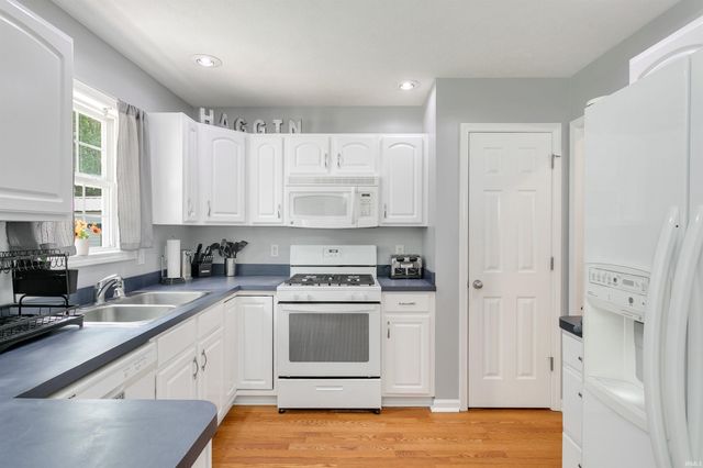 1507 Kingsman Way, Osceola, IN 46561