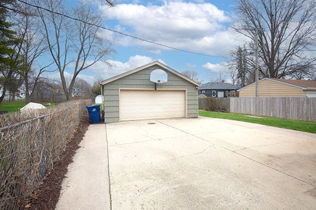 329 S Monterey Avenue, Villa Park, IL 60181