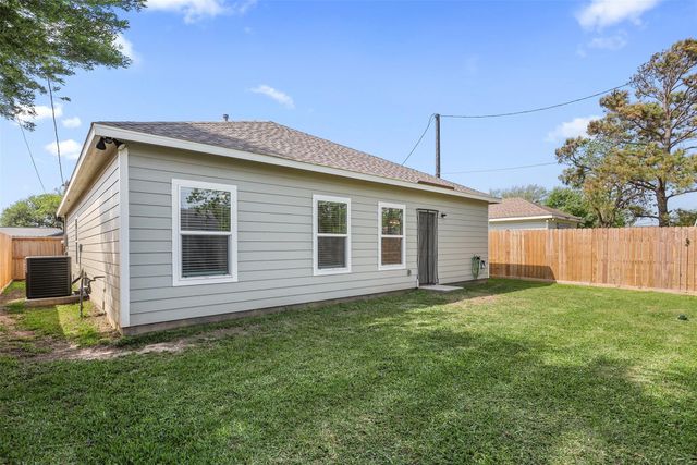 2518 33rd Avenue N, Texas City, TX 77590