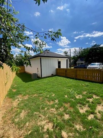 116 Field ST, Luling, TX 78648