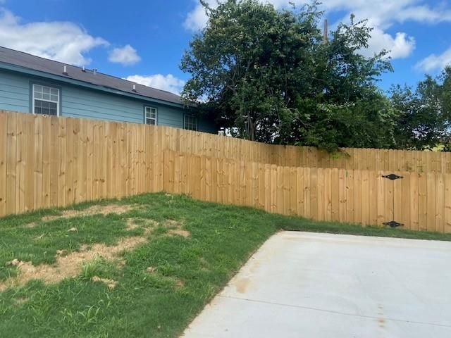 116 Field ST, Luling, TX 78648