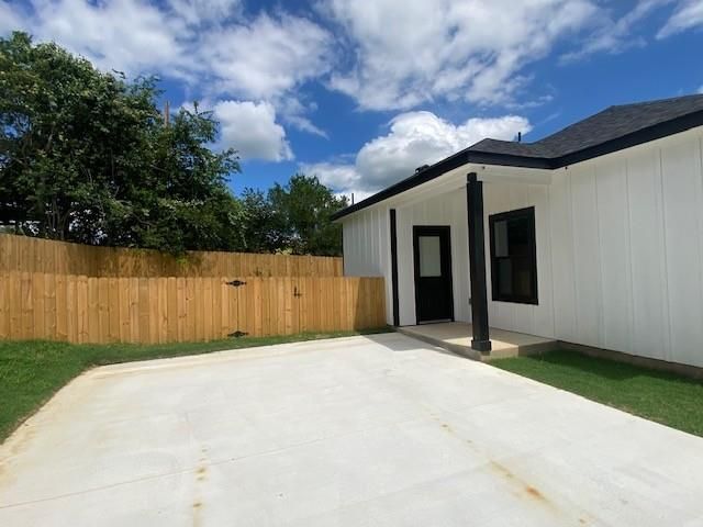 116 Field ST, Luling, TX 78648