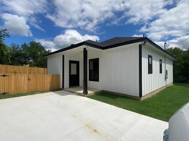 116 Field ST, Luling, TX 78648