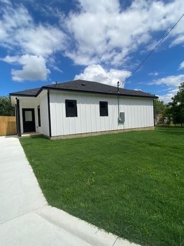 116 Field ST, Luling, TX 78648