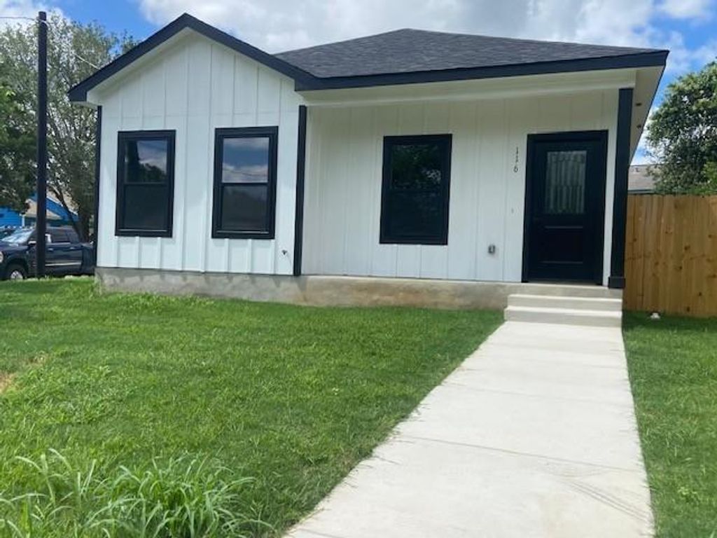 116 Field ST, Luling, TX 78648