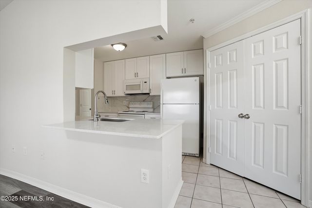 7800 POINT MEADOWS Drive 137, Jacksonville, FL 32256