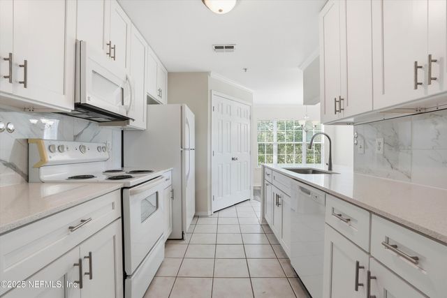 7800 POINT MEADOWS Drive 137, Jacksonville, FL 32256