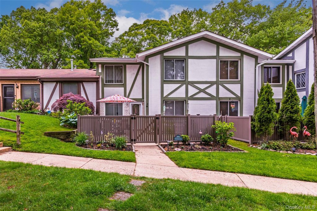 290 Brettonwoods Drive, Coram, NY 11727