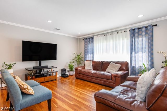 24 Lennon Pl, Clifton City, NJ 07013