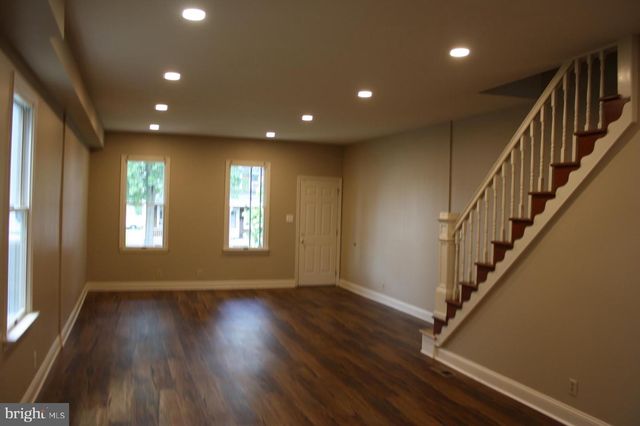 33 S LAFAYETTE AVE, Morrisville, PA 19067