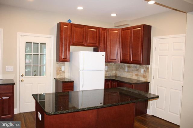 33 S LAFAYETTE AVE, Morrisville, PA 19067