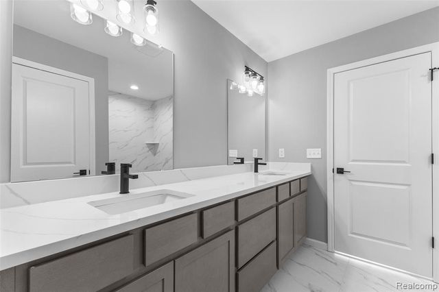 5212 Farmridge Lane, Grand Blanc, MI 48439