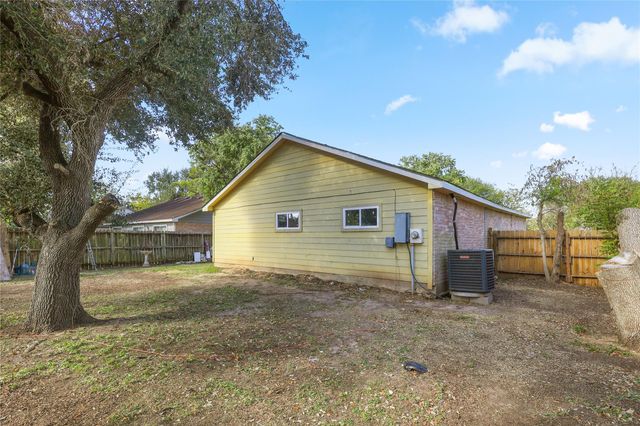 10027 Towne Mist Drive, Sugar Land, TX 77498