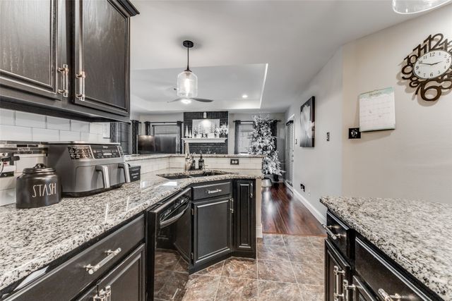 218 Streamside Drive, Desoto, TX 75115