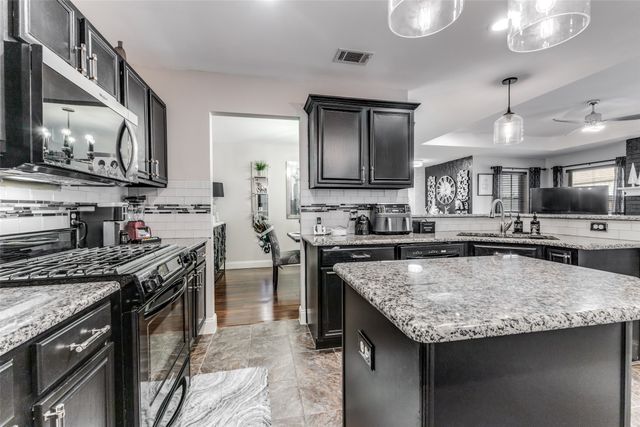 218 Streamside Drive, Desoto, TX 75115