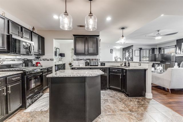 218 Streamside Drive, Desoto, TX 75115