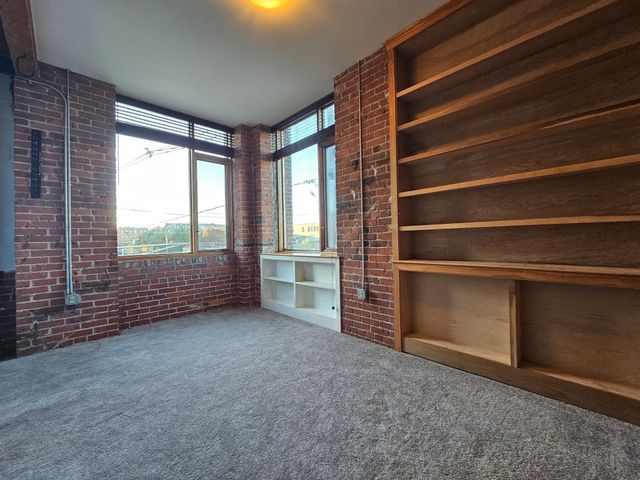 147 Centre 208, Brockton, MA 02301