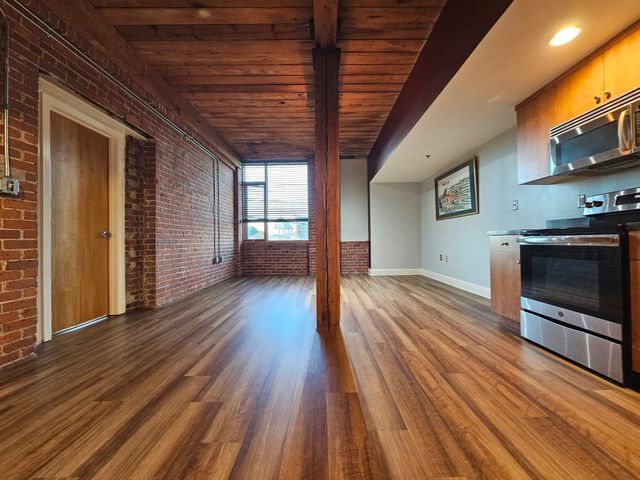 147 Centre 208, Brockton, MA 02301