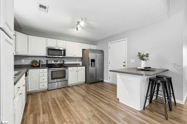 1302 Autumn Glen Court, Fountain Inn, SC 29644