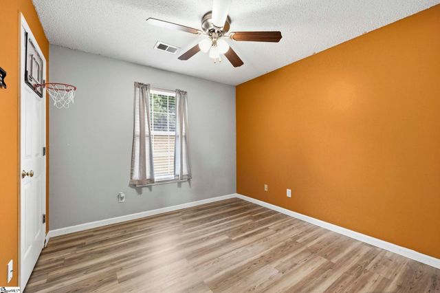 1302 Autumn Glen Court, Fountain Inn, SC 29644