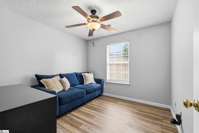 1302 Autumn Glen Court, Fountain Inn, SC 29644