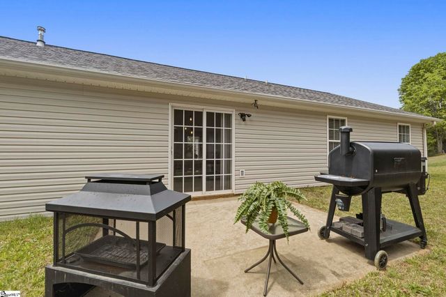 1302 Autumn Glen Court, Fountain Inn, SC 29644