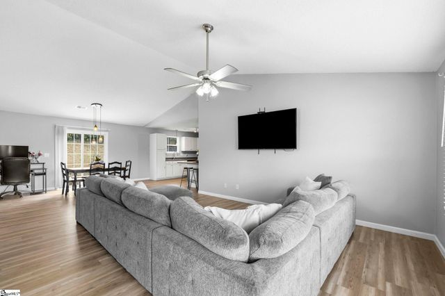 1302 Autumn Glen Court, Fountain Inn, SC 29644