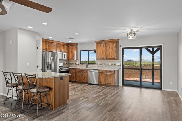 27755 S SLICK FORK Trail, Congress, AZ 85332