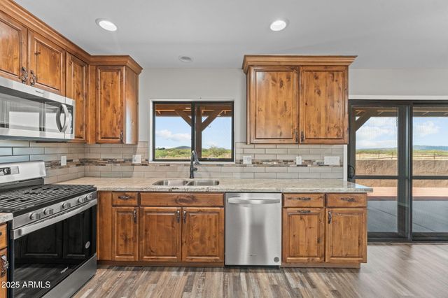 27755 S SLICK FORK Trail, Congress, AZ 85332