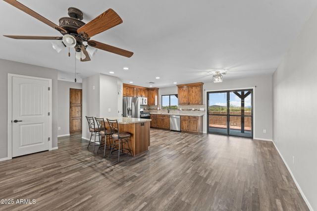 27755 S SLICK FORK Trail, Congress, AZ 85332