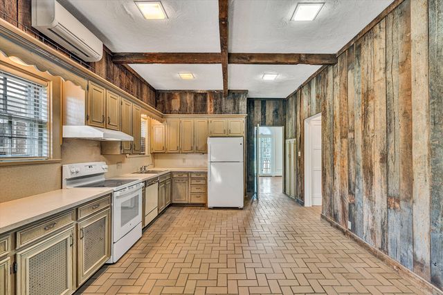1902 Grandin RD, Roanoke, VA 24015