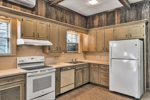 1902 Grandin RD, Roanoke, VA 24015