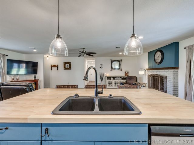 7033 E Battenfield Drive, Claremore, OK 74019