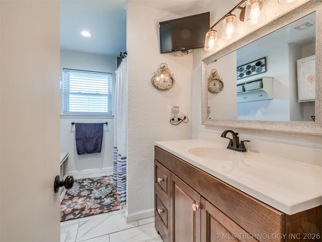 7033 E Battenfield Drive, Claremore, OK 74019
