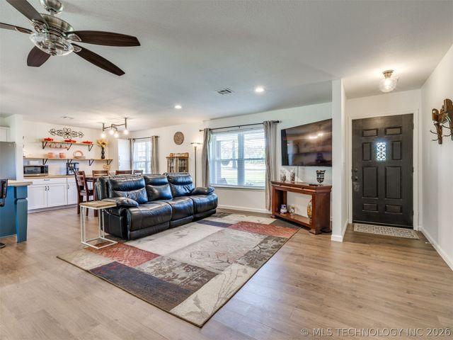7033 E Battenfield Drive, Claremore, OK 74019