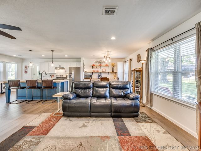 7033 E Battenfield Drive, Claremore, OK 74019