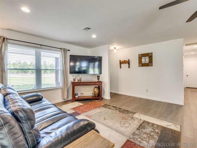 7033 E Battenfield Drive, Claremore, OK 74019